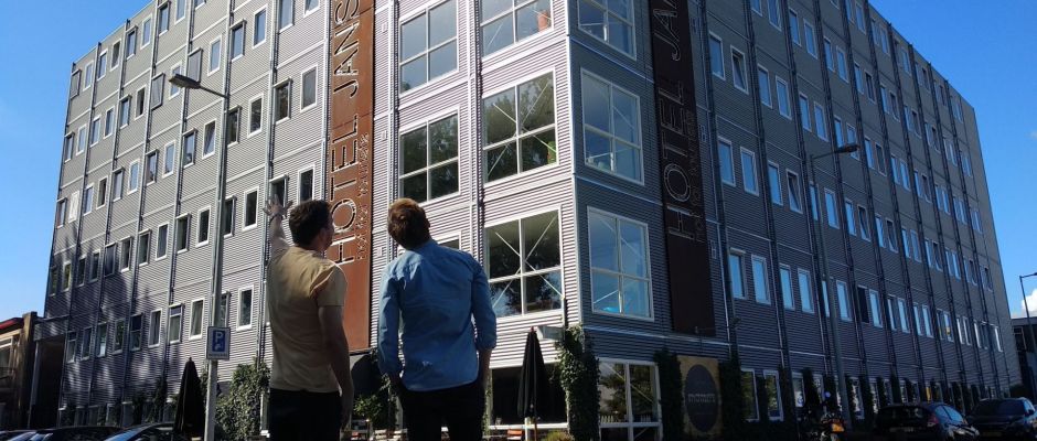 Ian Smeyers en Klaas Bruinsma staan voor Hotel Jansen
